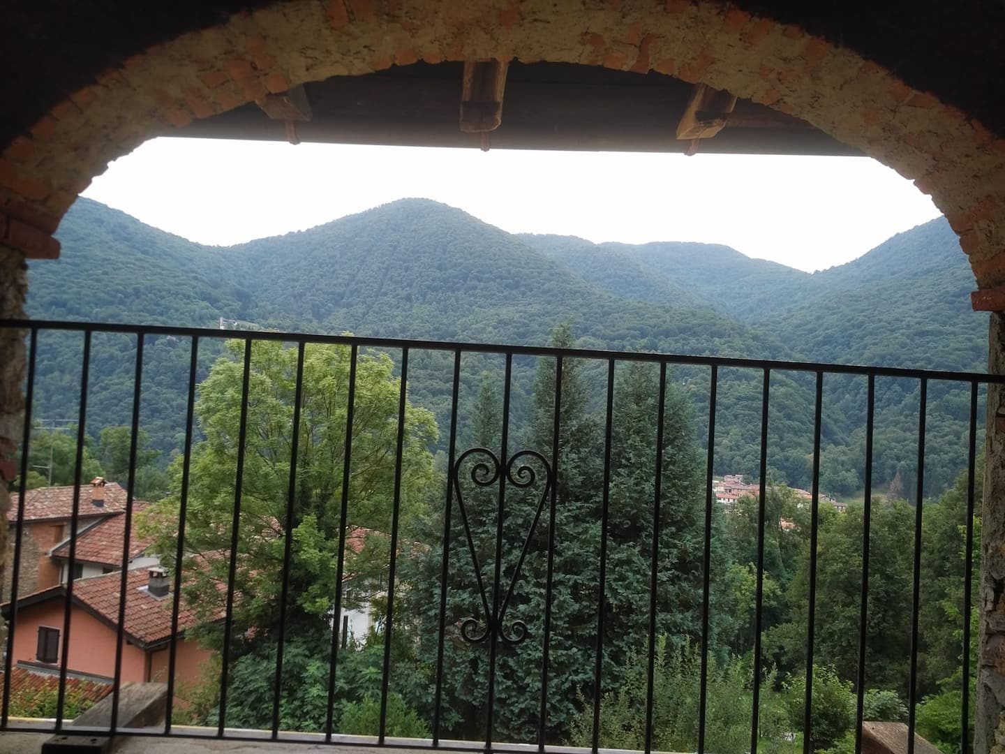 Blick vom Balkon über die bewaldeten Hügel