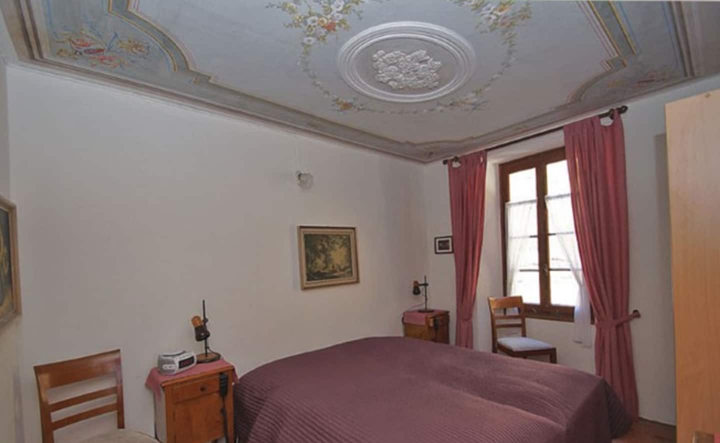 Doppelschlafzimmer mit bemalter Stuckdecke