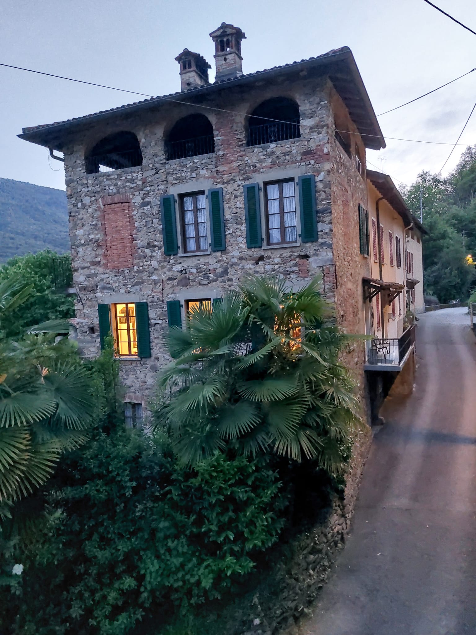 Casa Edera bei Abenddämmerung mit beleuchteten Fenstern