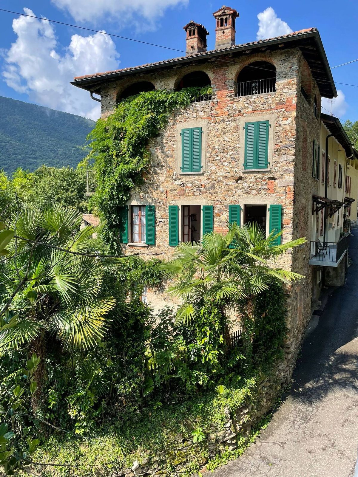 Casa Edera – Tessiner Steinhaus mit grünen Fensterläden und Efeu