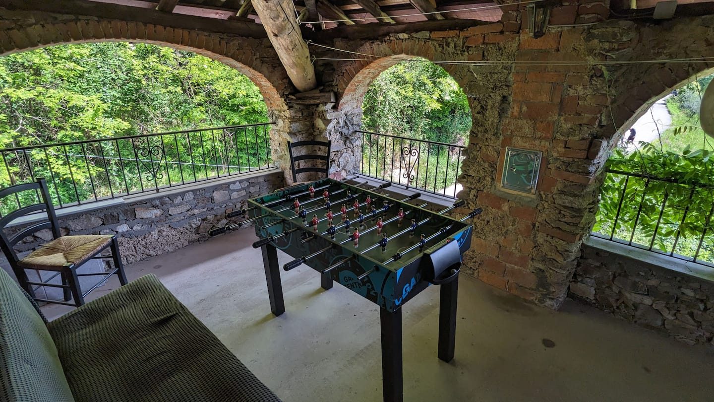 Gewölbte Loggia mit Töggelikasten