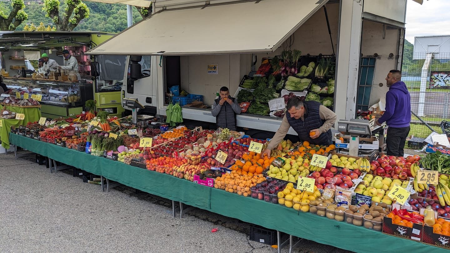 Farbenfroher Wochenmarkt in der Region Malcantone