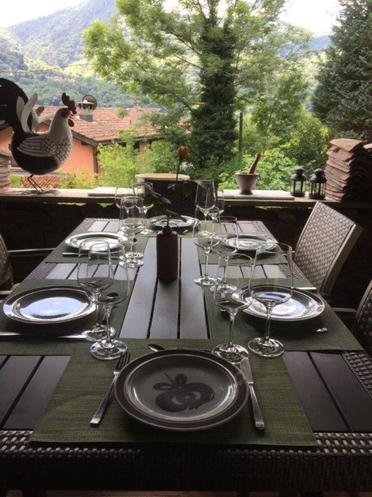 Gedeckter Tisch auf der Terrasse der Casa Edera mit Blick ins grüne Tal