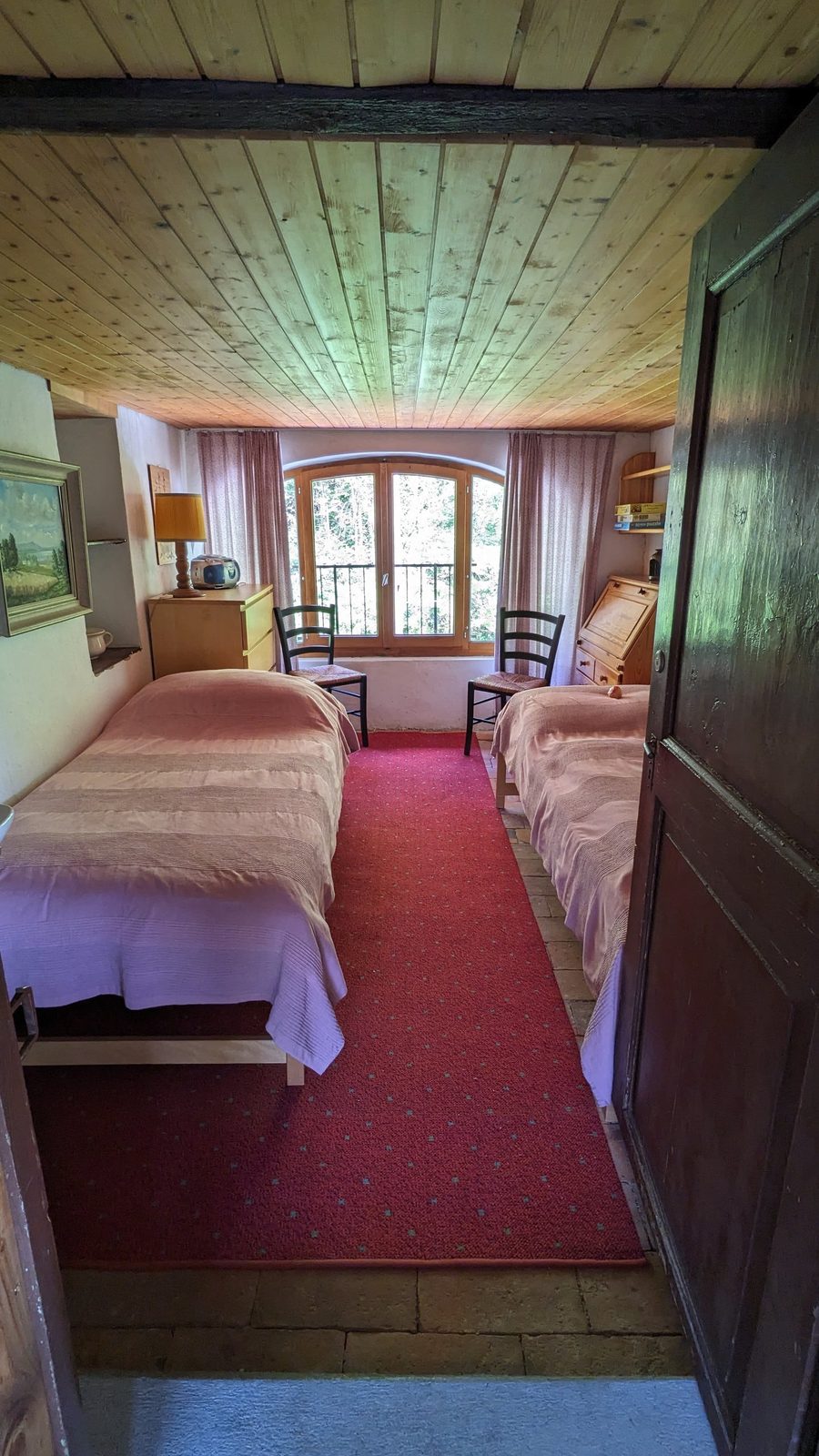 Zweibettzimmer mit Holzdecke und Talblick